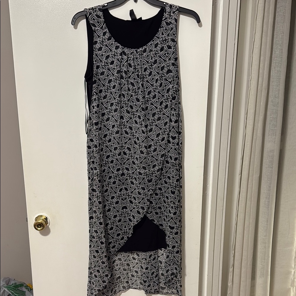 Elegant Black and White Sleeveless Dress